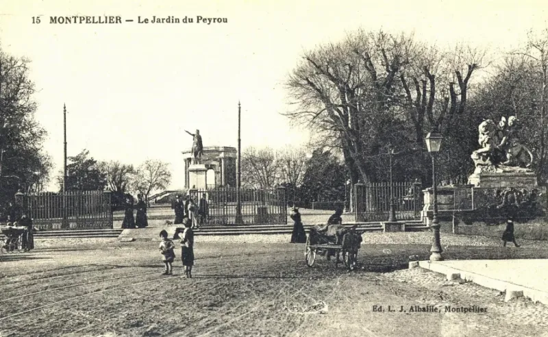 Monument équestre historique en bronze, majestueux et emblématique, situé sur une place publique en France